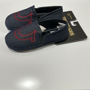 🌸NEW 💯authentic TRUE RELIGION Men’s Slippers Sz Small 7-8 With Tags.